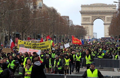 Người biểu tình áo vàng tuần hành ở Khải Hoàn Môn, Paris hôm 9/2. Ảnh: Reuters.