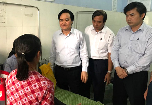 Bộ trưởng Phùng Xuân Nhạ thăm hỏi nữ sinh bị đánh sáng 31/3. Ảnh: Dương Tâm