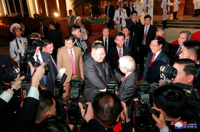 Truyền thông Triều Tiên đăng bộ ảnh ấn tượng về chuyến thăm Việt Nam của ông Kim Jong-un - 8