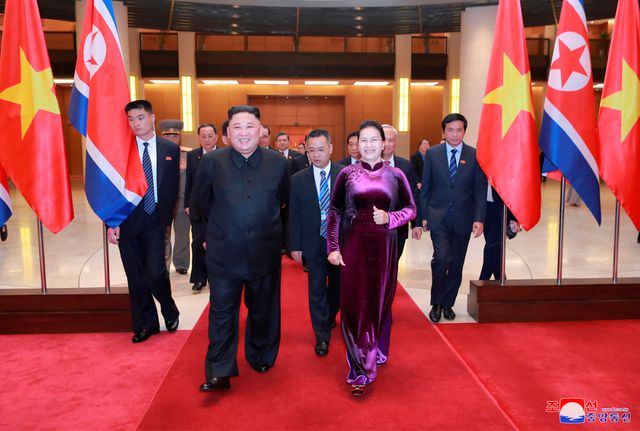 Truyền thông Triều Tiên đăng bộ ảnh ấn tượng về chuyến thăm Việt Nam của ông Kim Jong-un - 12