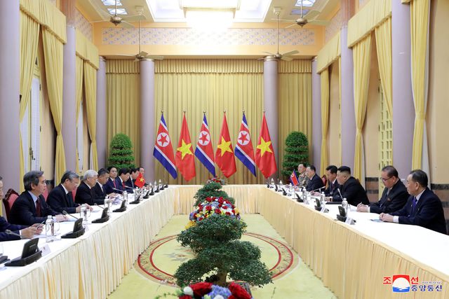 Truyền thông Triều Tiên đăng bộ ảnh ấn tượng về chuyến thăm Việt Nam của ông Kim Jong-un - 4