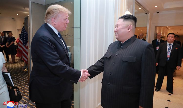 Tổng thống Mỹ Donald Trump (trái) bắt tay Chủ tịch Triều Tiên Kim Jong-un tại khách sạn Metropole, Hà Nội vào ngày 28/2. Ảnh: KCNA/ Reuters.