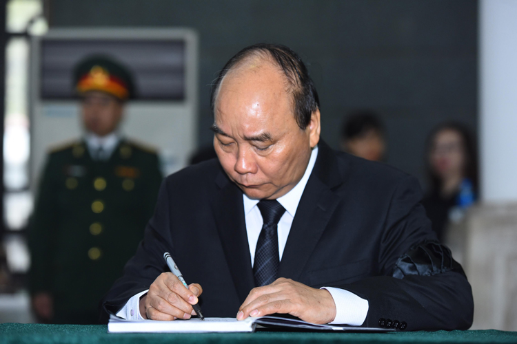 Thủ tướng Nguyễn Xuân Phúc ghi sổ tang. Ảnh: Giang Huy