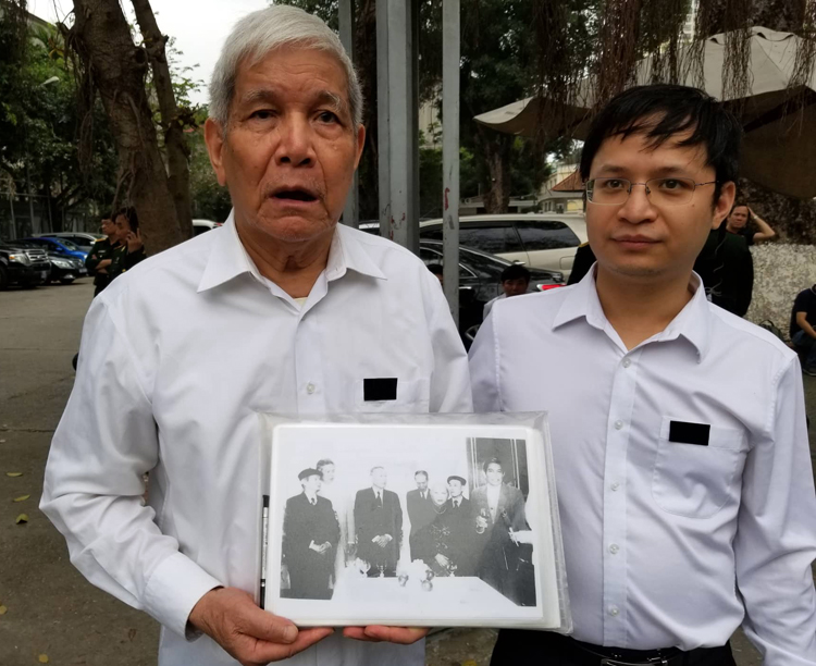 Ông Kim Ngọc Quản cùng con trai đến viếng Trung tướng Đồng Sỹ Nguyên. Ảnh: Viết Tuân