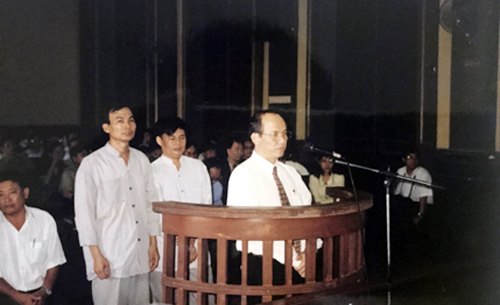 Ông Trịnh Vĩnh Bình (đứng đầu) trong phiên tòa phúc thẩm.