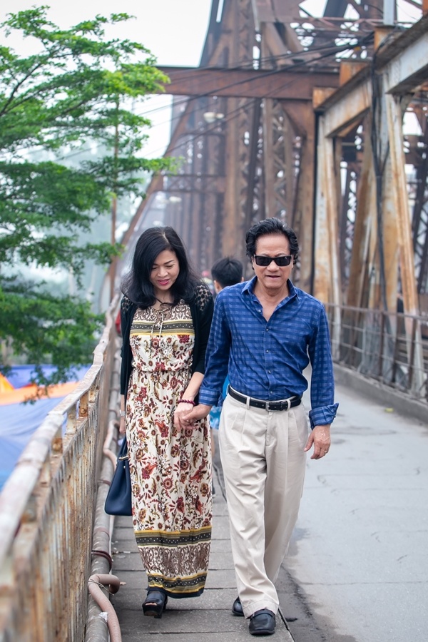 Vợ chồng Chế Linh tay trong tay dạo phố Hà Nội