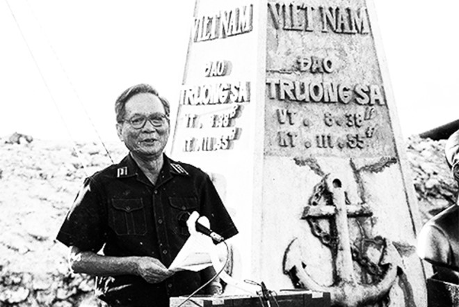 Đại tướng Lê Đức Anh phát biểu tại đảo Trường Sa lớn năm 1988 - Ảnh: Trung Hiếu chụp lại ảnh tư liệu trưng bày ở đảo Nam Yết, Quần đảo Trường Sa