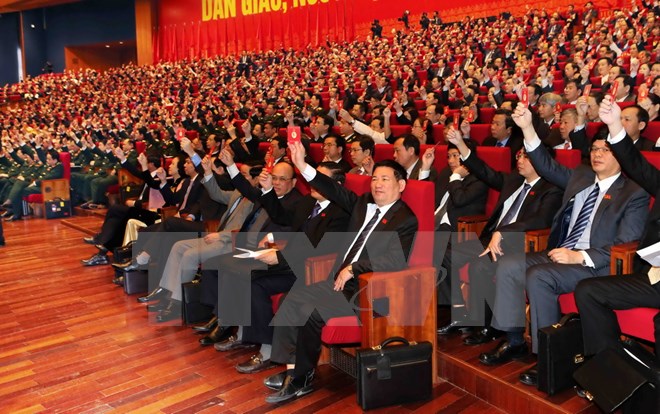 Các đại biểu biểu quyết tại Đại hội Đảng toàn quốc lần thứ XII (Ảnh: TTX)