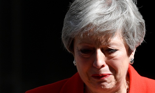 Thủ tướng Anh Theresa May như sắp khóc khi kết thúc bài phát biểu. Ảnh: Reuters.