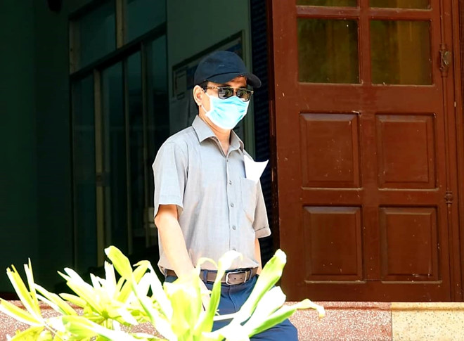 Nguyễn Hữu Linh đến TAND Q.4 nhận lệnh cấm đi khỏi nơi cư trú /// Ảnh: Độc Lập