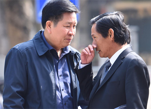 Luật sư Phan Trung Hoài (bên phải) tiếp tục bào chữa cho ông Thành. Ảnh: Giang Huy.