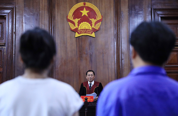 Chủ toạ Huỳnh Anh Kiệt tuyên án. Ảnh: Hữu Khoa.