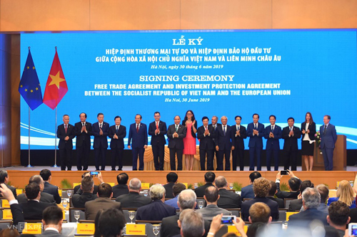 Đại diện Chính phủ Việt Nam và Liên minh châu Âu chụp ảnh lưu niệm tại lễ ký kết chiều 30/6. Ảnh: Giang Huy.