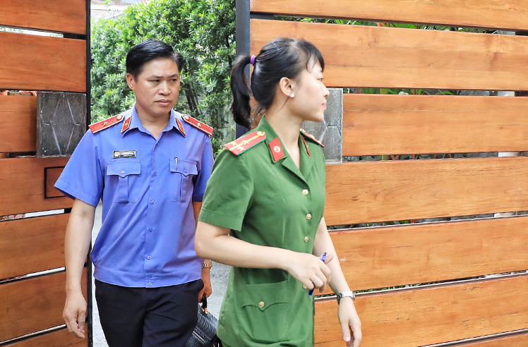 Lực lượng chức năng khám nhà và nơi làm việc của ông Lê Tấn Hùng tại quận 3. Ảnh: Hữu Khoa.