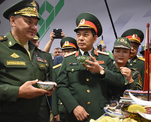 Bộ trưởng Quốc phòng Nga Sergey Shoigu (ngoài cùng bên trái) và Thượng tướng Phan Văn Giang, Tổng Tham mưu trưởng Quân đội nhân dân Việt Nam, thưởng thức chè xanh ở ngoại ô Moskva ngày 17/8. Ảnh: QĐND.
