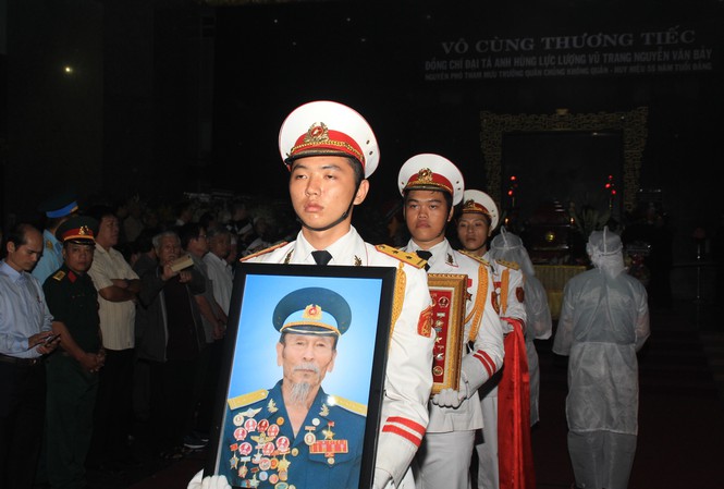 Tiễn đưa linh cữu Anh hùng phi công Nguyễn Văn Bảy về quê nhà 