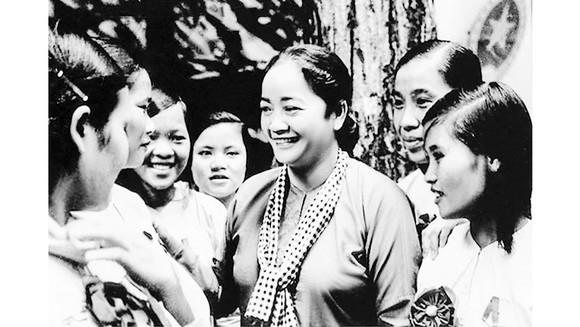 Cô Ba Định với các nữ đại biểu dự Đại hội Anh hùng - Chiến sĩ thi đua miền Nam lần thứ 2, tháng 9-1969. Ảnh: Tư liệu