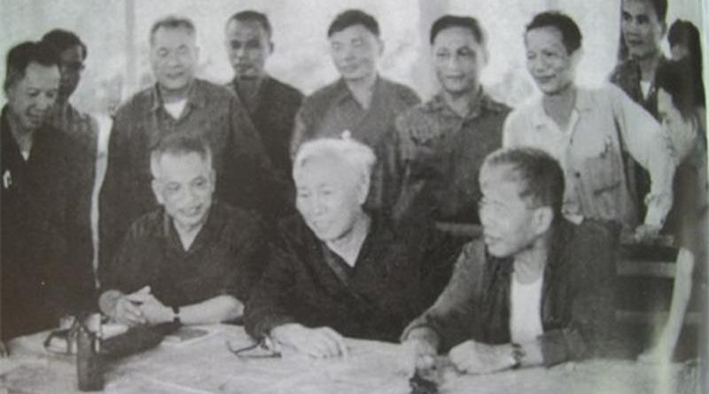 Đồng chí Văn Tiến Dũng (ngồi ngoài cùng, bên trái) và các đồng chí trong Bộ Chỉ huy Chiến dịch Hồ Chí Minh tháng 4/1975. Ảnh tư liệu.