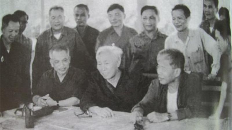 Đồng chí Văn Tiến Dũng (ngồi ngoài cùng, bên trái) và các đồng chí trong Bộ Chỉ huy Chiến dịch Hồ Chí Minh tháng 4/1975. Ảnh tư liệu.