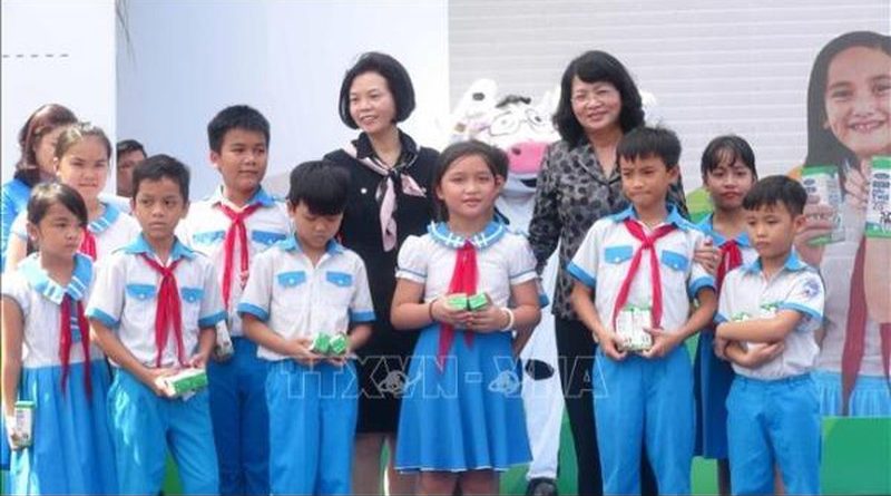 Phó Chủ tịch nước Đặng Thị Ngọc Thịnh tặng quà học sinh