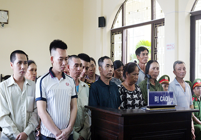 16 bị cáo phải vào tù vì ném 'bom xăng' vào lực lượng cưỡng chế ở Vân Đồn