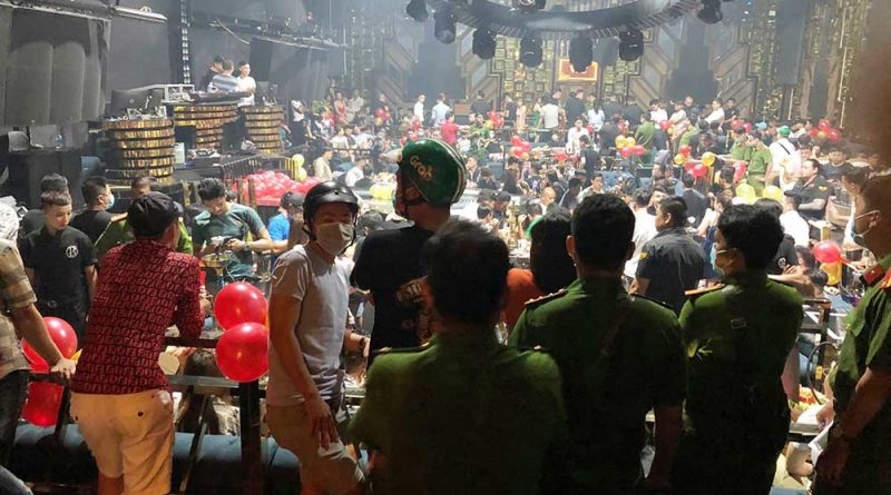 Hơn 200 người thác loạn ở quán bar ven Sài Gòn