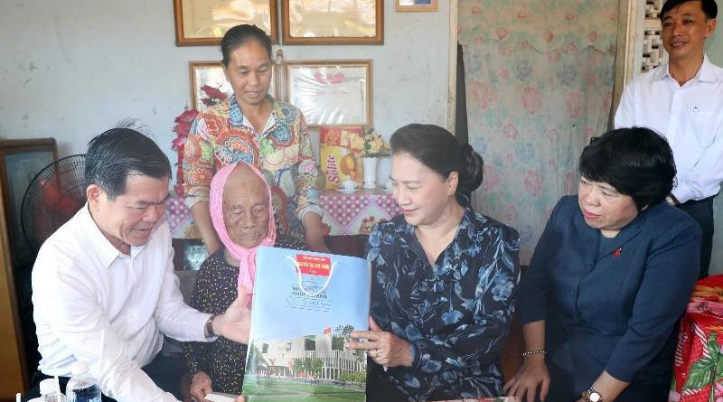 Chủ tịch Quốc hội cùng Đoàn thăm gia đình Mẹ Việt Nam Anh hùng Võ Thị Vĩ.