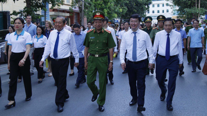 Phó Thủ tướng Thường trực Trương Hòa Bình và các đại biểu đi bộ diễu hành hưởng ứng lễ mít tinh