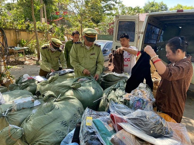 Lực lượng quản lý thị trường tỉnh Lạng Sơn kiểm tra hàng vi phạm.