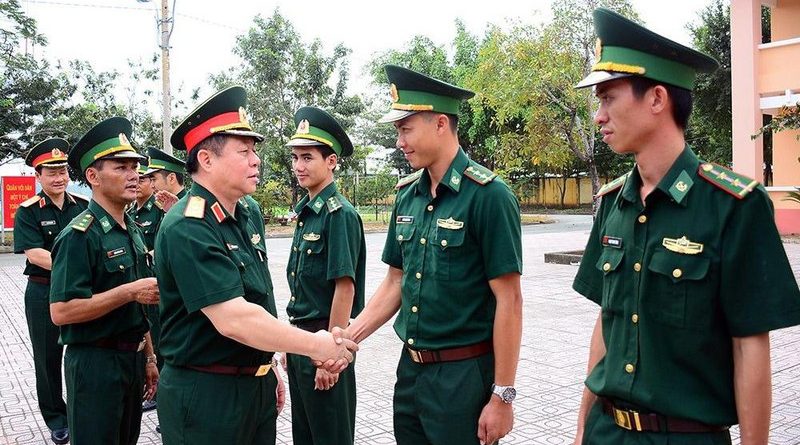 Thượng tướng Nguyễn Trọng Nghĩa tới thăm một đơn vị quân đội.
